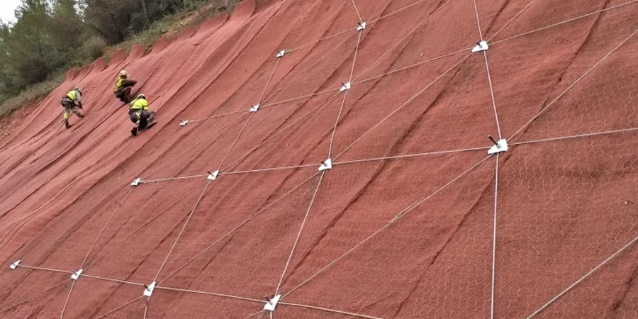 Análisis de estabilidad de taludes en La Serena: metodología sísmica y geotécnica